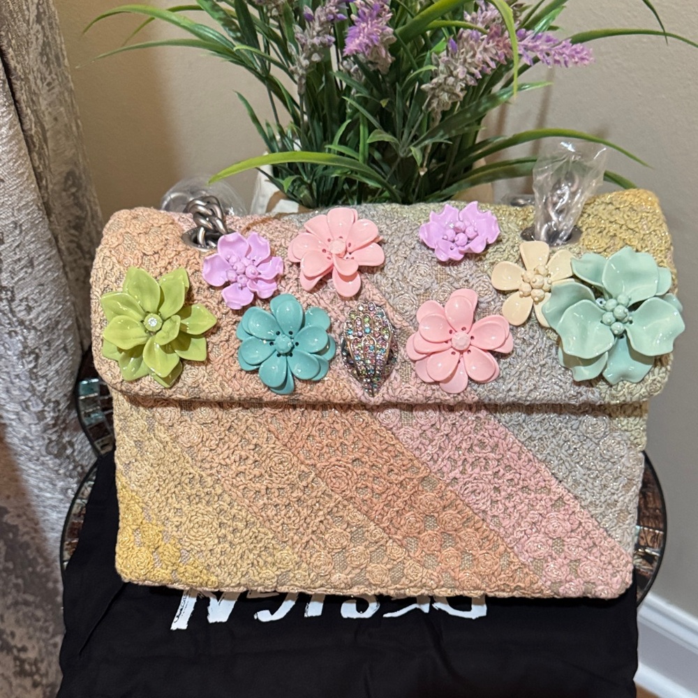 Kurt Geiger London
Kensington Flowers Crossbody Bag